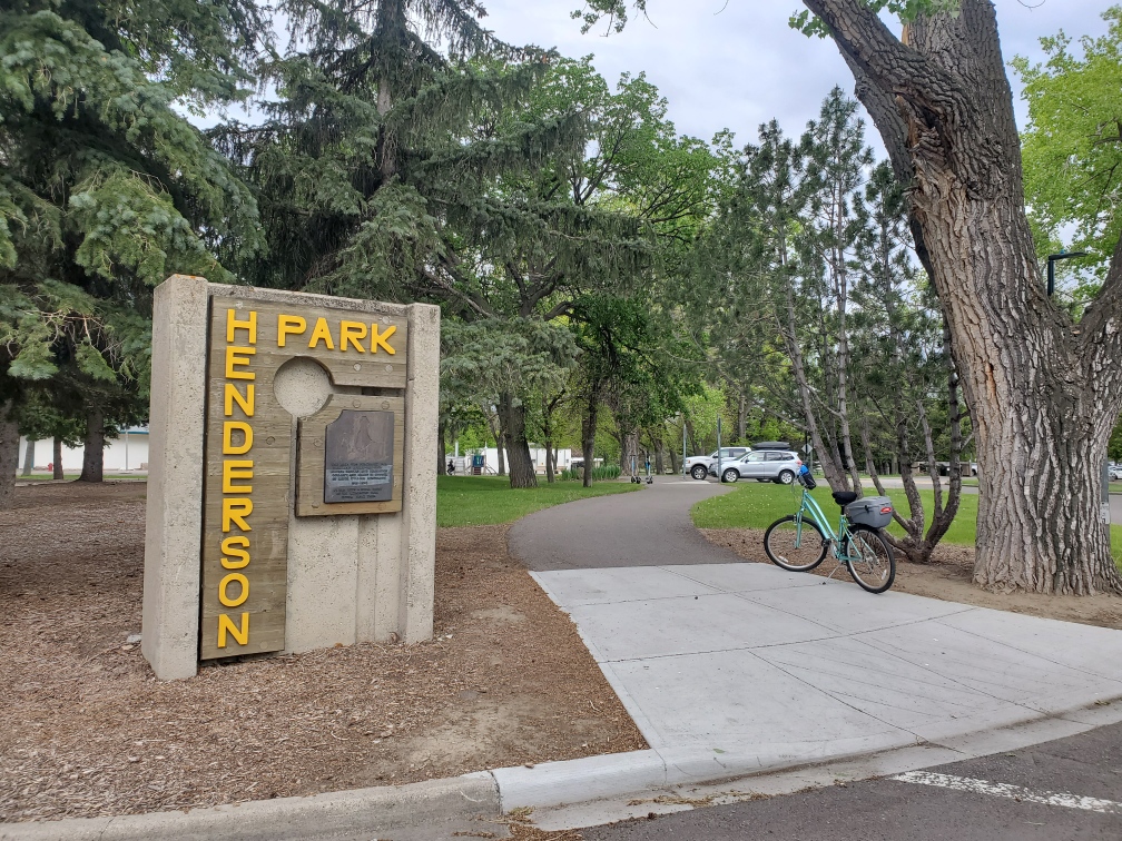 Entrance to Henderson Lake Park Entrance to Henderson Lake Park with retro signage