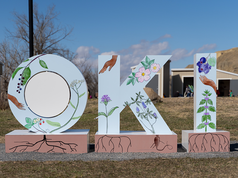 OKI by Mariah (Omah’kaistaawakaakii) Gladstone OKI sculpture by Mariah (Omah’kaistaawakaakii) Gladstone outside at Helen Schuler Nature Centre. Local plants grow from roots at the base and three indigenous hands extend into each letter.